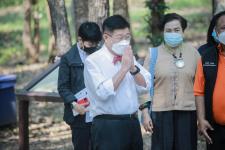 นายกองค์การบริหารส่วนจังหวัดตาก ในฐานะผู้อำนวยการอุทยานธรณีไม้กลายเป็นหินตาก พร้อมด้วยผู้บริหาร และหัวหน้าส่วนการงานองค์การบริหารส่วนจังหวัดตาก ร่วมเป็นสักขีพยานในการวัดความยาวของไม้กลายเป็นหินหลุมที่ 1