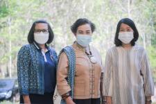 นายกองค์การบริหารส่วนจังหวัดตาก ในฐานะผู้อำนวยการอุทยานธรณีไม้กลายเป็นหินตาก พร้อมด้วยผู้บริหาร และหัวหน้าส่วนการงานองค์การบริหารส่วนจังหวัดตาก ร่วมเป็นสักขีพยานในการวัดความยาวของไม้กลายเป็นหินหลุมที่ 1