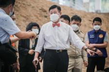 นายกองค์การบริหารส่วนจังหวัดตาก ในฐานะผู้อำนวยการอุทยานธรณีไม้กลายเป็นหินตาก พร้อมด้วยผู้บริหาร และหัวหน้าส่วนการงานองค์การบริหารส่วนจังหวัดตาก ร่วมเป็นสักขีพยานในการวัดความยาวของไม้กลายเป็นหินหลุมที่ 1