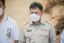 นายกองค์การบริหารส่วนจังหวัดตาก ในฐานะผู้อำนวยการอุทยานธรณีไม้กลายเป็นหินตาก พร้อมด้วยผู้บริหาร และหัวหน้าส่วนการงานองค์การบริหารส่วนจังหวัดตาก ร่วมเป็นสักขีพยานในการวัดความยาวของไม้กลายเป็นหินหลุมที่ 1