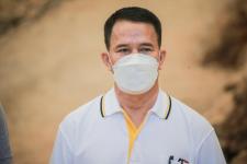 นายกองค์การบริหารส่วนจังหวัดตาก ในฐานะผู้อำนวยการอุทยานธรณีไม้กลายเป็นหินตาก พร้อมด้วยผู้บริหาร และหัวหน้าส่วนการงานองค์การบริหารส่วนจังหวัดตาก ร่วมเป็นสักขีพยานในการวัดความยาวของไม้กลายเป็นหินหลุมที่ 1