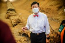 นายกองค์การบริหารส่วนจังหวัดตาก ในฐานะผู้อำนวยการอุทยานธรณีไม้กลายเป็นหินตาก พร้อมด้วยผู้บริหาร และหัวหน้าส่วนการงานองค์การบริหารส่วนจังหวัดตาก ร่วมเป็นสักขีพยานในการวัดความยาวของไม้กลายเป็นหินหลุมที่ 1