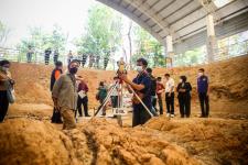 นายกองค์การบริหารส่วนจังหวัดตาก ในฐานะผู้อำนวยการอุทยานธรณีไม้กลายเป็นหินตาก พร้อมด้วยผู้บริหาร และหัวหน้าส่วนการงานองค์การบริหารส่วนจังหวัดตาก ร่วมเป็นสักขีพยานในการวัดความยาวของไม้กลายเป็นหินหลุมที่ 1