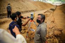 นายกองค์การบริหารส่วนจังหวัดตาก ในฐานะผู้อำนวยการอุทยานธรณีไม้กลายเป็นหินตาก พร้อมด้วยผู้บริหาร และหัวหน้าส่วนการงานองค์การบริหารส่วนจังหวัดตาก ร่วมเป็นสักขีพยานในการวัดความยาวของไม้กลายเป็นหินหลุมที่ 1