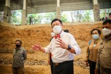 นายกองค์การบริหารส่วนจังหวัดตาก ในฐานะผู้อำนวยการอุทยานธรณีไม้กลายเป็นหินตาก พร้อมด้วยผู้บริหาร และหัวหน้าส่วนการงานองค์การบริหารส่วนจังหวัดตาก ร่วมเป็นสักขีพยานในการวัดความยาวของไม้กลายเป็นหินหลุมที่ 1