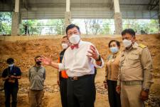 นายกองค์การบริหารส่วนจังหวัดตาก ในฐานะผู้อำนวยการอุทยานธรณีไม้กลายเป็นหินตาก พร้อมด้วยผู้บริหาร และหัวหน้าส่วนการงานองค์การบริหารส่วนจังหวัดตาก ร่วมเป็นสักขีพยานในการวัดความยาวของไม้กลายเป็นหินหลุมที่ 1