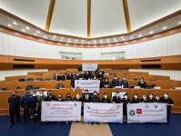 องค์การบริหารส่วนจังหวัดตาก ร่วมกันแสดงสัญลักษณ์ด้วยการแต่งกายชุดดำ พร้อมจัดทำป้ายข้อความเรียกร้องให้แก้ไขปัญหาอุปสรรคในการถ่ายโอนโรงพยาบาลส่งเสริมสุขภาพตำบล