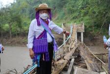 นายก อบจ.ตาก ลงพื้นที่สำรวจความเสียหาย และเร่งจัดหางบประมาณก่อสร้างสะพานข้ามลำห้วย ในพื้นที่ อำเภออุ้มผาง