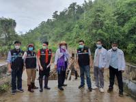 นายก อบจ.ตาก ลงพื้นที่สำรวจความเสียหาย และเร่งจัดหางบประมาณก่อสร้างสะพานข้ามลำห้วย ในพื้นที่ อำเภออุ้มผาง