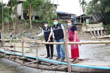 นายก อบจ.ตาก ลงพื้นที่สำรวจความเสียหาย และเร่งจัดหางบประมาณก่อสร้างสะพานข้ามลำห้วย ในพื้นที่ อำเภออุ้มผาง