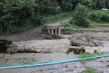 นายก อบจ.ตาก ลงพื้นที่สำรวจความเสียหาย และเร่งจัดหางบประมาณก่อสร้างสะพานข้ามลำห้วย ในพื้นที่ อำเภออุ้มผาง