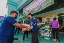 นายก อบจ.ตาก นำทีมลงพื้นที่มอบถุงยังชีพ ในเขตพื้นที่ อำเภออุ้มผาง