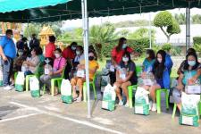 นายก อบจ.ตาก นำทีมลงพื้นที่มอบถุงยังชีพ ในเขตพื้นที่ อำเภออุ้มผาง