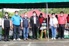 นายก อบจ.ตาก นำทีมลงพื้นที่มอบถุงยังชีพ ในเขตพื้นที่ อำเภออุ้มผาง