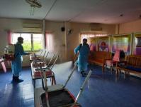 นายก อบจ.ตาก นำทีมฉีดพ่นน้ำยาฆ่าเชื้อโรค วัดท่านา จังหวัดตาก