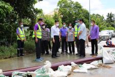 นายก อบจ.ตาก ลงพื้นที่ตรวจจุดติดตั้งเครื่องสูบน้ำและติดตามสถานการณ์การระบายน้ำ ในพื้นที่ตำบลหัวเดียด
