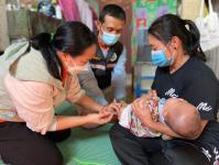 รพ.สต.บ้านสันป่าไร่ ออกหน่วยฉีดวัคซีนเด็กบนดอยห้วยกระทิง,จ่ายยา para syr,ferrous syr,และแจกของให้เด็กทุกคน