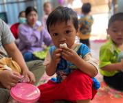 รพ.สต.บ้านสันป่าไร่ ออกหน่วยฉีดวัคซีนเด็กบนดอยห้วยกระทิง,จ่ายยา para syr,ferrous syr,และแจกของให้เด็กทุกคน