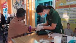 เจาะเลือด,วัดความดันโลหิต,ชั่งน้ำหนัก pt DM ที่รับยา ณ.รพ.สต.บ้านสันป่าไร่