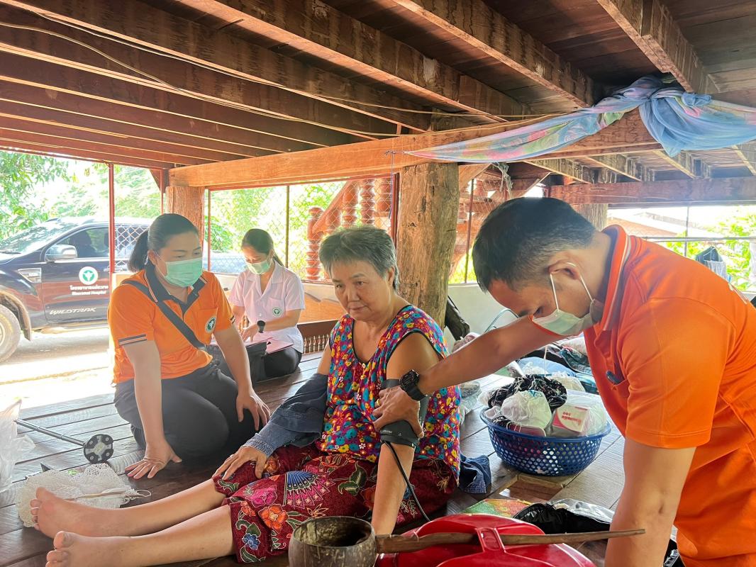 ันที่25/5/66 เวลา09.00น.  จนท.รพ.สต.บ้านสันป่าไร่ร่วมกับนักกายภาพ แพทย์แผนไทย รพ.แม่ระมาด เยี่ยมบ้านผู้ป่วยกลุ่มโรคไม่ติดต่อเรื้อรัง(NCDs) ที่มีปัญหาด้านการเคลื่อนไหวจากโรคร่วมและน้ำหนักตัวมาก