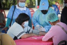 นายก อบจ.ตาก นำวัคซีน Moderna (รอบแรก) ลงพื้นที่ฉีดให้กับประชาชนกลุ่มเปราะบาง  เริ่มต้นที่อำเภอวังเจ้า จังหวัดตาก