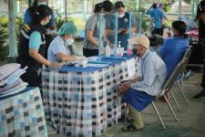 นายก อบจ.ตาก นำวัคซีน Moderna (รอบแรก) ลงพื้นที่ฉีดให้กับประชาชนกลุ่มเปราะบาง  เริ่มต้นที่อำเภอวังเจ้า จังหวัดตาก