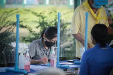 นายก อบจ.ตาก นำวัคซีน Moderna (รอบแรก) ลงพื้นที่ฉีดให้กับประชาชนกลุ่มเปราะบาง  เริ่มต้นที่อำเภอวังเจ้า จังหวัดตาก