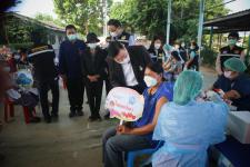 นายก อบจ.ตาก นำวัคซีน Moderna (รอบแรก) ลงพื้นที่ฉีดให้กับประชาชนกลุ่มเปราะบาง  เริ่มต้นที่อำเภอวังเจ้า จังหวัดตาก