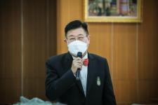 นายก อบจ.ตาก นำวัคซีน Moderna (รอบแรก) ลงพื้นที่ฉีดให้กับประชาชนกลุ่มเปราะบาง ในพื้นที่อำเภอเมืองตาก จังหวัดตากวันที่ 15 พฤศจิกายน พ.ศ. 2564 นายณัฐวุฒิ ทวีเกื้อกูลกิจ นายกองค์การบริหารส่วนจังหวัดตาก พร้อมด้วยคณะผู้บริหารและเจ้าหน้าที่ กล่าวให้กำลังใจพี่น้