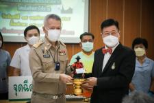 นายก อบจ.ตาก นำวัคซีน Moderna (รอบแรก) ลงพื้นที่ฉีดให้กับประชาชนกลุ่มเปราะบาง ในพื้นที่อำเภอเมืองตาก จังหวัดตากวันที่ 15 พฤศจิกายน พ.ศ. 2564 นายณัฐวุฒิ ทวีเกื้อกูลกิจ นายกองค์การบริหารส่วนจังหวัดตาก พร้อมด้วยคณะผู้บริหารและเจ้าหน้าที่ กล่าวให้กำลังใจพี่น้