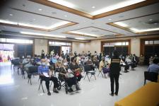 นายก อบจ.ตาก นำวัคซีน Moderna (รอบแรก) ลงพื้นที่ฉีดให้กับประชาชนกลุ่มเปราะบาง ในพื้นที่อำเภอเมืองตาก จังหวัดตากวันที่ 15 พฤศจิกายน พ.ศ. 2564 นายณัฐวุฒิ ทวีเกื้อกูลกิจ นายกองค์การบริหารส่วนจังหวัดตาก พร้อมด้วยคณะผู้บริหารและเจ้าหน้าที่ กล่าวให้กำลังใจพี่น้