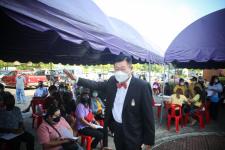 นายก อบจ.ตาก นำวัคซีน Moderna (รอบแรก) ลงพื้นที่ฉีดให้กับประชาชนกลุ่มเปราะบาง ในพื้นที่อำเภอเมืองตาก จังหวัดตากวันที่ 15 พฤศจิกายน พ.ศ. 2564 นายณัฐวุฒิ ทวีเกื้อกูลกิจ นายกองค์การบริหารส่วนจังหวัดตาก พร้อมด้วยคณะผู้บริหารและเจ้าหน้าที่ กล่าวให้กำลังใจพี่น้