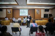 นายก อบจ.ตาก นำวัคซีน Moderna (รอบแรก) ลงพื้นที่ฉีดให้กับประชาชนกลุ่มเปราะบาง ในพื้นที่อำเภอเมืองตาก จังหวัดตากวันที่ 15 พฤศจิกายน พ.ศ. 2564 นายณัฐวุฒิ ทวีเกื้อกูลกิจ นายกองค์การบริหารส่วนจังหวัดตาก พร้อมด้วยคณะผู้บริหารและเจ้าหน้าที่ กล่าวให้กำลังใจพี่น้