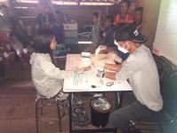 31766 จนท.รพ.สต.บ้านสันป่าไร่ร่วมกับจนท.MP บ้านบือละพอ รณรงค์เจาะเลือดเพื่อค้นหาผู้ป่วยโรคมาลาเรียพร้อมทั้งแจกมุ้งชุบน้ำยาที่ ม.7 บ้านพะนิกรี