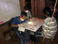 31766 จนท.รพ.สต.บ้านสันป่าไร่ร่วมกับจนท.MP บ้านบือละพอ รณรงค์เจาะเลือดเพื่อค้นหาผู้ป่วยโรคมาลาเรียพร้อมทั้งแจกมุ้งชุบน้ำยาที่ ม.7 บ้านพะนิกรี