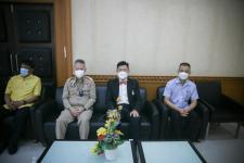 นายก อบจ.ตาก นำวัคซีน Moderna (รอบแรก) ลงพื้นที่ฉีดให้กับประชาชนกลุ่มเปราะบาง ในพื้นที่อำเภอเมืองตาก จังหวัดตากวันที่ 15 พฤศจิกายน พ.ศ. 2564 นายณัฐวุฒิ ทวีเกื้อกูลกิจ นายกองค์การบริหารส่วนจังหวัดตาก พร้อมด้วยคณะผู้บริหารและเจ้าหน้าที่ กล่าวให้กำลังใจพี่น้