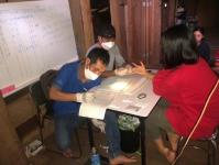 31766 จนท.รพ.สต.บ้านสันป่าไร่ร่วมกับจนท.MP บ้านบือละพอ รณรงค์เจาะเลือดเพื่อค้นหาผู้ป่วยโรคมาลาเรียพร้อมทั้งแจกมุ้งชุบน้ำยาที่ ม.7 บ้านพะนิกรี