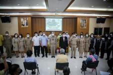 นายก อบจ.ตาก นำวัคซีน Moderna (รอบแรก) ลงพื้นที่ฉีดให้กับประชาชนกลุ่มเปราะบาง ในพื้นที่อำเภอเมืองตาก จังหวัดตากวันที่ 15 พฤศจิกายน พ.ศ. 2564 นายณัฐวุฒิ ทวีเกื้อกูลกิจ นายกองค์การบริหารส่วนจังหวัดตาก พร้อมด้วยคณะผู้บริหารและเจ้าหน้าที่ กล่าวให้กำลังใจพี่น้