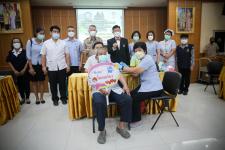 นายก อบจ.ตาก นำวัคซีน Moderna (รอบแรก) ลงพื้นที่ฉีดให้กับประชาชนกลุ่มเปราะบาง ในพื้นที่อำเภอเมืองตาก จังหวัดตากวันที่ 15 พฤศจิกายน พ.ศ. 2564 นายณัฐวุฒิ ทวีเกื้อกูลกิจ นายกองค์การบริหารส่วนจังหวัดตาก พร้อมด้วยคณะผู้บริหารและเจ้าหน้าที่ กล่าวให้กำลังใจพี่น้