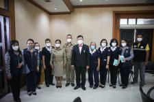 นายก อบจ.ตาก นำวัคซีน Moderna (รอบแรก) ลงพื้นที่ฉีดให้กับประชาชนกลุ่มเปราะบาง ในพื้นที่อำเภอเมืองตาก จังหวัดตากวันที่ 15 พฤศจิกายน พ.ศ. 2564 นายณัฐวุฒิ ทวีเกื้อกูลกิจ นายกองค์การบริหารส่วนจังหวัดตาก พร้อมด้วยคณะผู้บริหารและเจ้าหน้าที่ กล่าวให้กำลังใจพี่น้