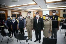 นายก อบจ.ตาก นำวัคซีน Moderna (รอบแรก) ลงพื้นที่ฉีดให้กับประชาชนกลุ่มเปราะบาง ในพื้นที่อำเภอเมืองตาก จังหวัดตากวันที่ 15 พฤศจิกายน พ.ศ. 2564 นายณัฐวุฒิ ทวีเกื้อกูลกิจ นายกองค์การบริหารส่วนจังหวัดตาก พร้อมด้วยคณะผู้บริหารและเจ้าหน้าที่ กล่าวให้กำลังใจพี่น้