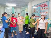 4/10/66 รพ.สต.บ้านสันป่าไร่ ฉีดวัคซีน HPV เข็ม 1 บุคลากรสาธารณสุข,ครู,อสม. ที่อายุไม่เกิน 45 ปี จำนวน 37 คน และฉีดวัคซีนนักเรียนชั้น ป.1,2,6 จำนวน 77 คน