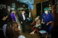 นายก อบจ.ตาก นำวัคซีน Moderna (รอบแรก) ลงพื้นที่ฉีดให้กับประชาชนกลุ่มเปราะบาง ในพื้นที่อำเภอบ้านตาก จังหวัดตาก