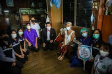 นายก อบจ.ตาก นำวัคซีน Moderna (รอบแรก) ลงพื้นที่ฉีดให้กับประชาชนกลุ่มเปราะบาง ในพื้นที่อำเภอบ้านตาก จังหวัดตาก