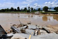 รองนายกองค์การบริหารส่วนจังหวัดตาก ลงพื้นที่ติดตามงานซ่อมแซมถนนที่ได้รับความเสียหายจากเหตุอุทกภัย อ.สามเงา จ.ตาก