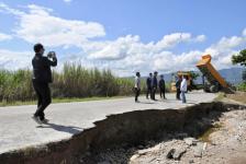 รองนายกองค์การบริหารส่วนจังหวัดตาก ลงพื้นที่ติดตามงานซ่อมแซมถนนที่ได้รับความเสียหายจากเหตุอุทกภัย อ.สามเงา จ.ตาก