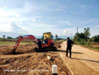 นายกองค์การบริหารส่วนจังหวัดตาก มอบหมายให้ ส่วนพัฒนาโครงสร้างพื้นฐาน โดยฝ่ายก่อสร้างและซ่อมบำรุง สำนักช่าง องค์การบริหารส่วนจังหวัดตาก ลงพื้นที่ติดตามงานเครื่องจักรกลปฏิบัติงานซ่อมแชมถนนที่ได้รับความเสียหายจากเหตุอุทกภัย