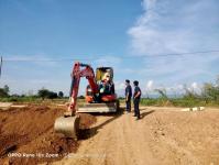 นายกองค์การบริหารส่วนจังหวัดตาก มอบหมายให้ ส่วนพัฒนาโครงสร้างพื้นฐาน โดยฝ่ายก่อสร้างและซ่อมบำรุง สำนักช่าง องค์การบริหารส่วนจังหวัดตาก ลงพื้นที่ติดตามงานเครื่องจักรกลปฏิบัติงานซ่อมแชมถนนที่ได้รับความเสียหายจากเหตุอุทกภัย