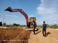 นายกองค์การบริหารส่วนจังหวัดตาก มอบหมายให้ ส่วนพัฒนาโครงสร้างพื้นฐาน โดยฝ่ายก่อสร้างและซ่อมบำรุง สำนักช่าง องค์การบริหารส่วนจังหวัดตาก ลงพื้นที่ติดตามงานเครื่องจักรกลปฏิบัติงานซ่อมแชมถนนที่ได้รับความเสียหายจากเหตุอุทกภัย