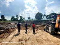 นายกองค์การบริหารส่วนจังหวัดตาก มอบหมายให้ ส่วนพัฒนาโครงสร้างพื้นฐาน โดยฝ่ายก่อสร้างและซ่อมบำรุง สำนักช่าง องค์การบริหารส่วนจังหวัดตาก ลงพื้นที่ติดตามงานเครื่องจักรกลปฏิบัติงานซ่อมแชมถนนที่ได้รับความเสียหายจากเหตุอุทกภัย